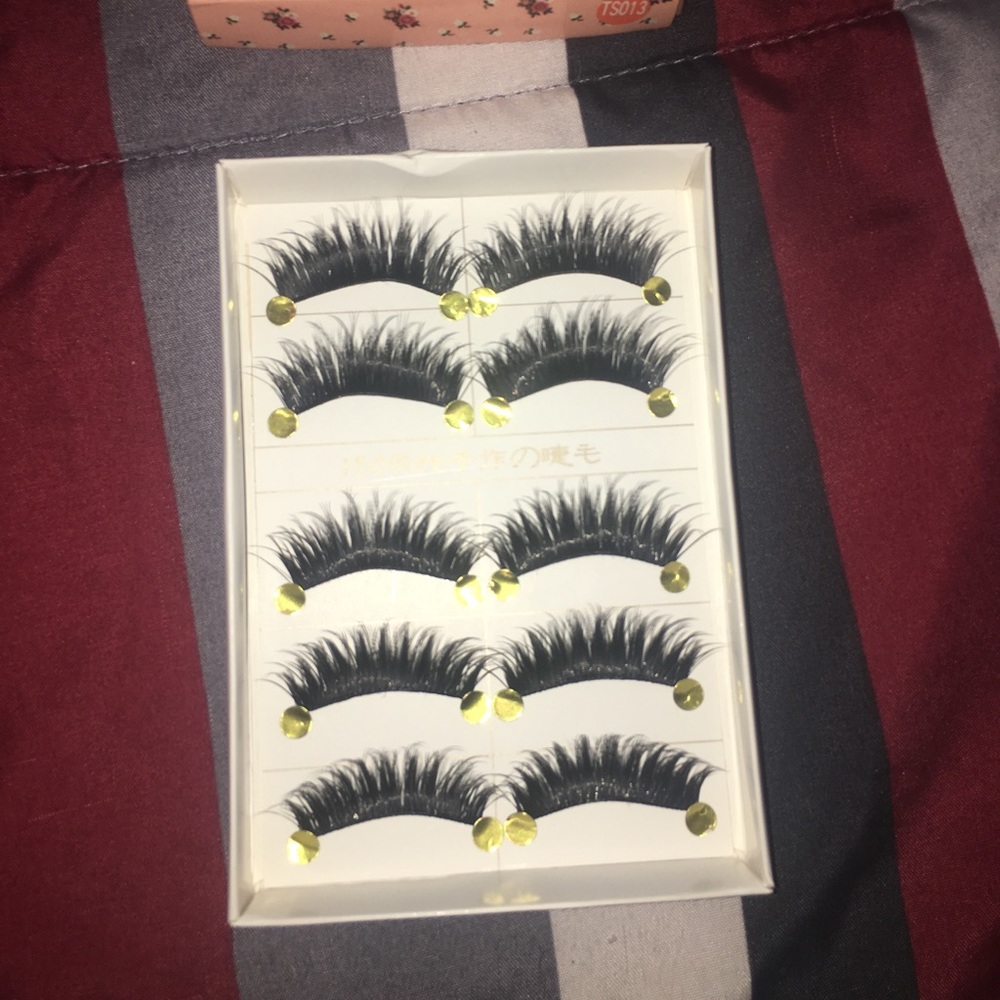 MoMo’s Eyelashes - Picture 4 of 4